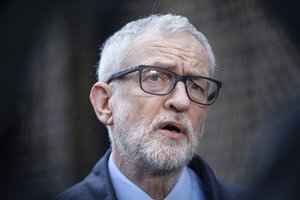 Jungtinės Karalystės Leiboristų partija suspendavo buvusį lyderį J. Corbyną dėl kaltinimų antisemitizmu