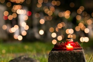 Koronavirusas pakoregavo planus, bet kapus vis tiek nušvietė tūkstančiai žvakelių 