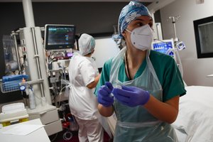 Padėkos medicinos darbuotojams virsta niekais: šimtams padėjusių per pandemiją gresia deportacija
