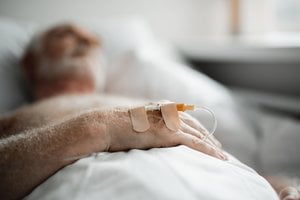 Po senelio mirties anūkę sukrėtė medikų požiūris į seną žmogų: visi juk mirsim