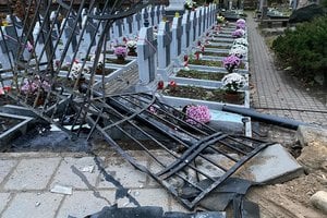 Rasų kapinėse sučiuptas vandalas, nuo lenkų karių kapų nurinkinėjęs baltai raudonas juosteles