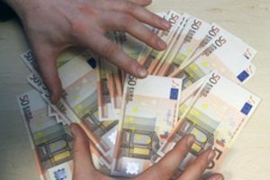 Internete paskolas siūlo aferistas: nepervedęs nė euro, pareikalavo keturženklės sumos