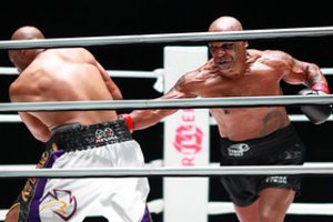 Istorinis sugrįžimas: po 15 metų pertraukos M. Tysonas vėl žengė į ringą
