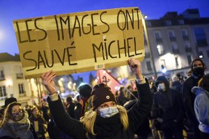 Prancūzijoje keturi policininkai stojo prieš teismą dėl juodaodžio sumušimo