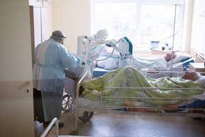 Išskirtinis apsilankymas: kunigas ir fotografas – tarp sergančiųjų koronavirusu Panevėžio ligoninėje