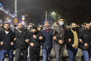 Armėnijoje tūkstančiai protestuotojų reikalavo premjero atsistatydinimo