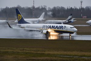 Į lėktuvus žada priimti tik paskiepytus nuo koronaviruso, „Ryanair“ atsisako jungtis prie iniciatyvos