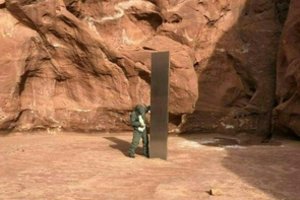  Britanijos Vaito saloje pastebėtas naujas paslaptingas obeliskas