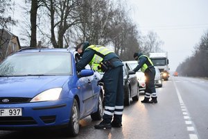 Į dar vieną Lietuvos miestą neįvažiuosite be reikalo: nelaukę švenčių policijos pareigūnai išsirikiavo keliuose