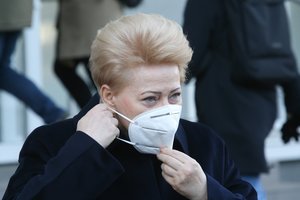 D. Grybauskaitė pasiruošusi skiepytis nuo COVID-19 viešai: valstybės vadovai turi rodyti pavyzdį