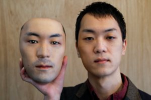 Dėvėti svetimą veidą: Japonijoje pradėtos pardavinėti šiurpiai realistiškos kaukės
