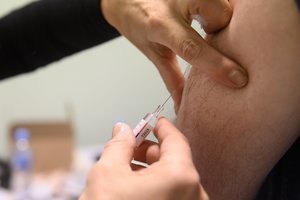Ukrainos ekspertas neįžvelgia „racionalaus pagrindo“ pirkti rusiškas COVID-19 vakcinas 