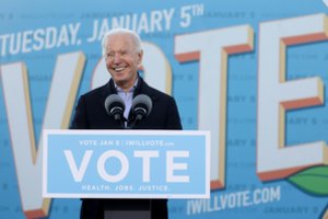 Kapitolijaus šturmas demokratijos nesustabdė: Joe Bideno pergalė rinkimuose patvirtinta Kongrese
