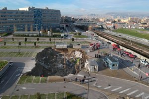 Italijoje kelis automobilius prarijo įgriuva ligoninės aikštelėje