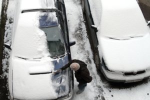 Artinantis grėsmingiems šalčiams – amžini klausimai dėl automobilio: ar reikia šildyti variklį ir neštis akumuliatorių namo