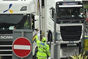 „Brexit“ grimasos: pasienyje pareigūnai iš vilkikų vairuotojų atėmė net sumuštinius