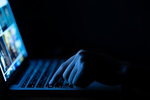 Nepilnamečių pornografija disponavusių penkių asmenų namuose ir darbovietėse atliktos kratos