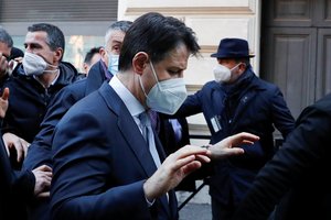 Italijos vyriausybė įstumta į krizę, pasitraukus dviem ministrams