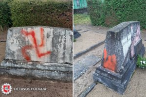 Rokiškio policija kol kas negali surasti, kas raudonais dažais apipurškė sovietų karių paminklus