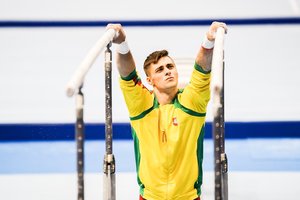 Viešumo ir šypsenų vengiantis Lietuvos gimnastas R. Tvorogalas olimpinį kelią pasirinko dar darželyje