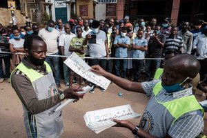 Ugandoje vykstant rinkimams buvo išjungtas internetas