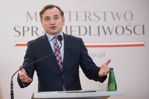 Lenkija ketina įsteigti „žodžio laisvės“ socialiniuose tinkluose tarybą