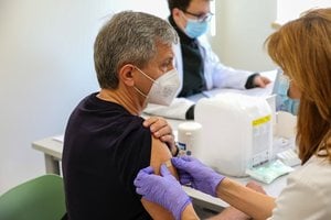 Kauno klinikose pradėta medikų revakcinacija COVID-19 vakcina: paskiepyta 330 darbuotojų