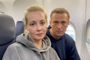 A. Navalnas su žmona jau skrenda į Maskvą ir siunčia linkėjimus: „Berniuk, atnešk mums degtinės“