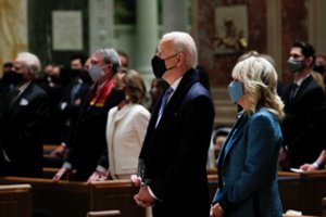 J. Bidenas prieš inauguraciją dalyvauja pamaldose katalikų bažnyčioje