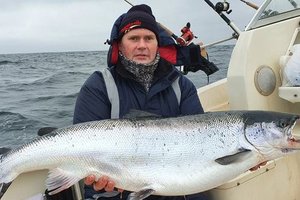 Klaipėdietis Baltijos jūroje ištraukė savo gyvenimo žuvį: laimikis – net 15 kg lašiša