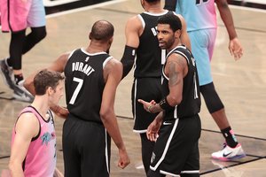 NBA naktis: „Nets“ žvaigždyno pergalė ir ant suolo likęs D. Sirvydis