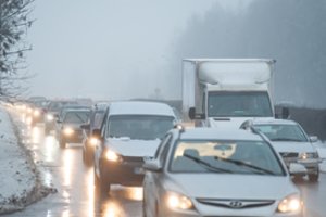 Didžiojoje Lietuvos dalyje eismo sąlygas sunkina plikledis