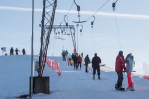 Profesionalų patarimai slidinėjimo mėgėjams: kaip rengtis ir kaip kristi