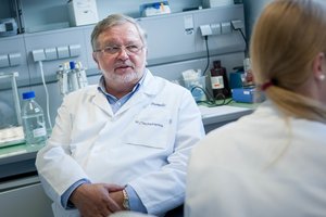 Garsus mokslininkas įvertino galimybes gaminti vakciną Lietuvoje: „Reikėtų poros metų“