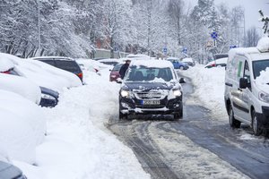 Būkite atsargūs kelyje: naktį eismo sąlygas sunkins sniegas