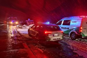 Tragedija kelyje Vilnius – Utena: susidūrus automobiliams žuvo 18-metis vairuotojas, 17-metė keleivė ligoninėje