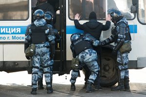 Netoli Maskvos miesto teismo prieš posėdį dėl A. Navalno sulaikomi žmonės