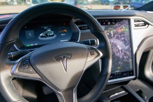 „Tesla“ iš JAV sutiko atšaukti 135 tūkst. automobilių – priežastys ypač rimtos 