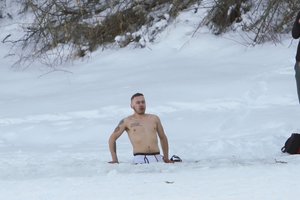 Šeštadienis Kaune: būriai besimėgaujančių sniegu, ledu ir stingdančiu vandeniu