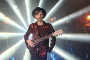 „Eurovizijos“ finalininkas V.Petersons atgaivino legendinę Naktinių Personų dainą