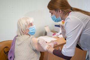 Vilniuje įsibėgėjo senjorų vakcinacija nuo COVID-19: negalintiems atvykti siūlo pavežėjimą