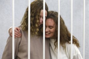Baltarusijos teismas skyrė dviem žurnalistėms dvejų metų laisvės atėmimo bausmes