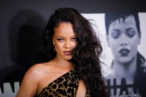 Rihanna šokiruoja gerbėjus: įsigudrino pozuoti be liemenėlės 
