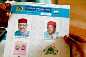 Nigerio antrajame prezidento rinkimų rate varžosi du politikos veteranai