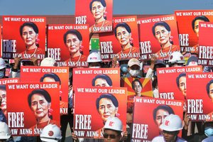 Mianmare nepaisant chuntos įspėjimo tęsiasi didžiuliai protestai prieš perversmą