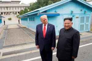 D. Trumpas siūlė Kim Jong-unui parskraidinti jį namo prezidentiniu lėktuvu