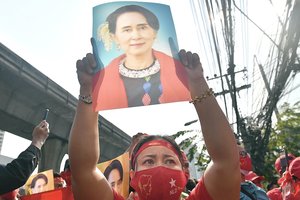 Aung San Suu Kyi advokatas prabilo apie lemiamą kovą dėl demokratijos Mianmare