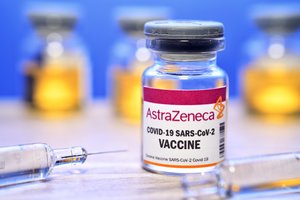 Vaistų kontrolieriai: reakcijos į „AstraZeneca“ vakciną beveik nesiskiria nuo kitų vakcinų