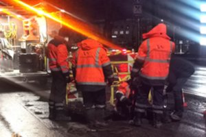 Įspėja vairuotojus rinktis kitą maršrutą: po vandentiekio avarijos judrioje Vilniaus gatvėje atsirado įgriuva 