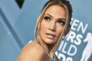 Jennifer Lopez nusimetė drabužius ir parodė ištreniruotą kūną